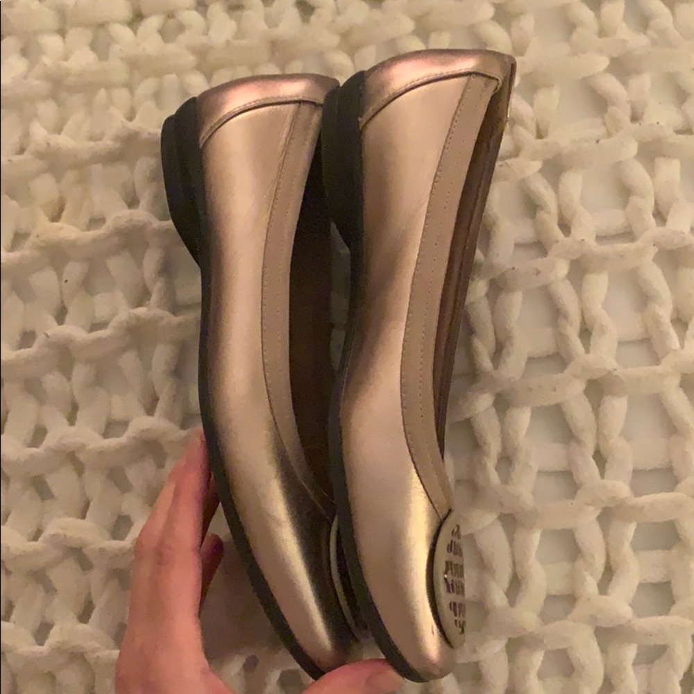 7 Clarks Gold Leather Flat - Picture 3 of 5